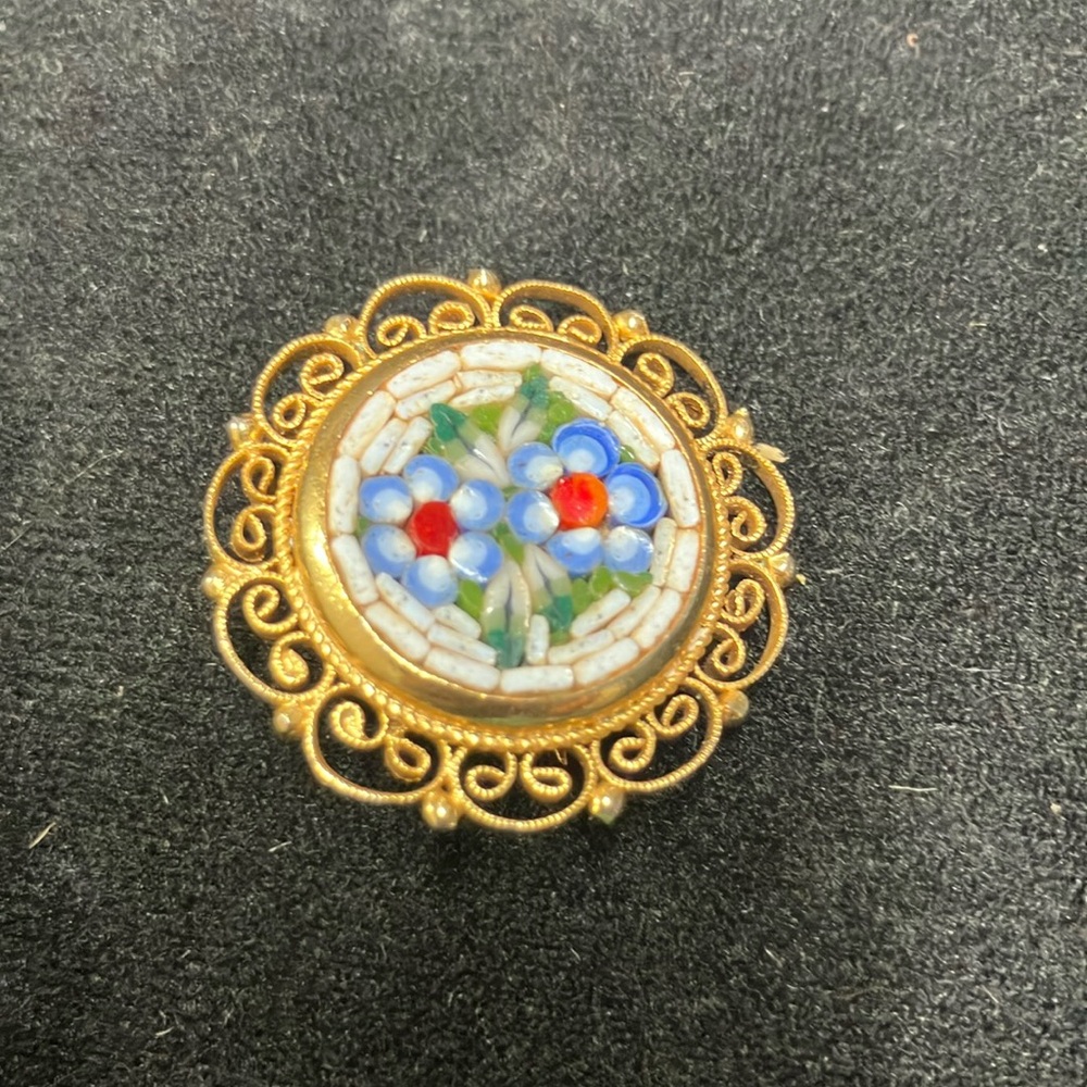 Gold Floral Brooch maid in Italy.